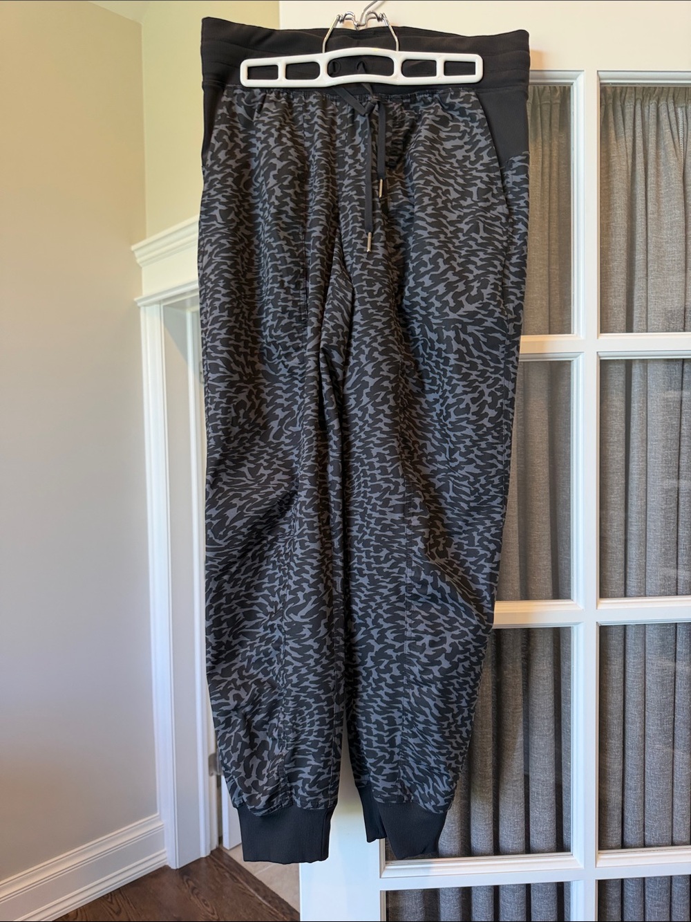 Lululemon Gray & Black Patterned Jogger pants